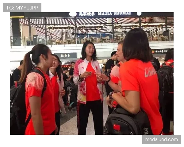袁心玥机场那只包也太贵了，队友站旁边像路人，真是啊